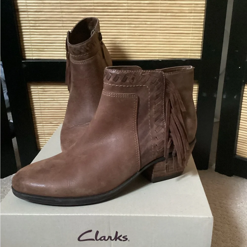 ♦️ CLARKS Artisan Leather Ankle Boots Sz 6 EUC fringe western bootie brown